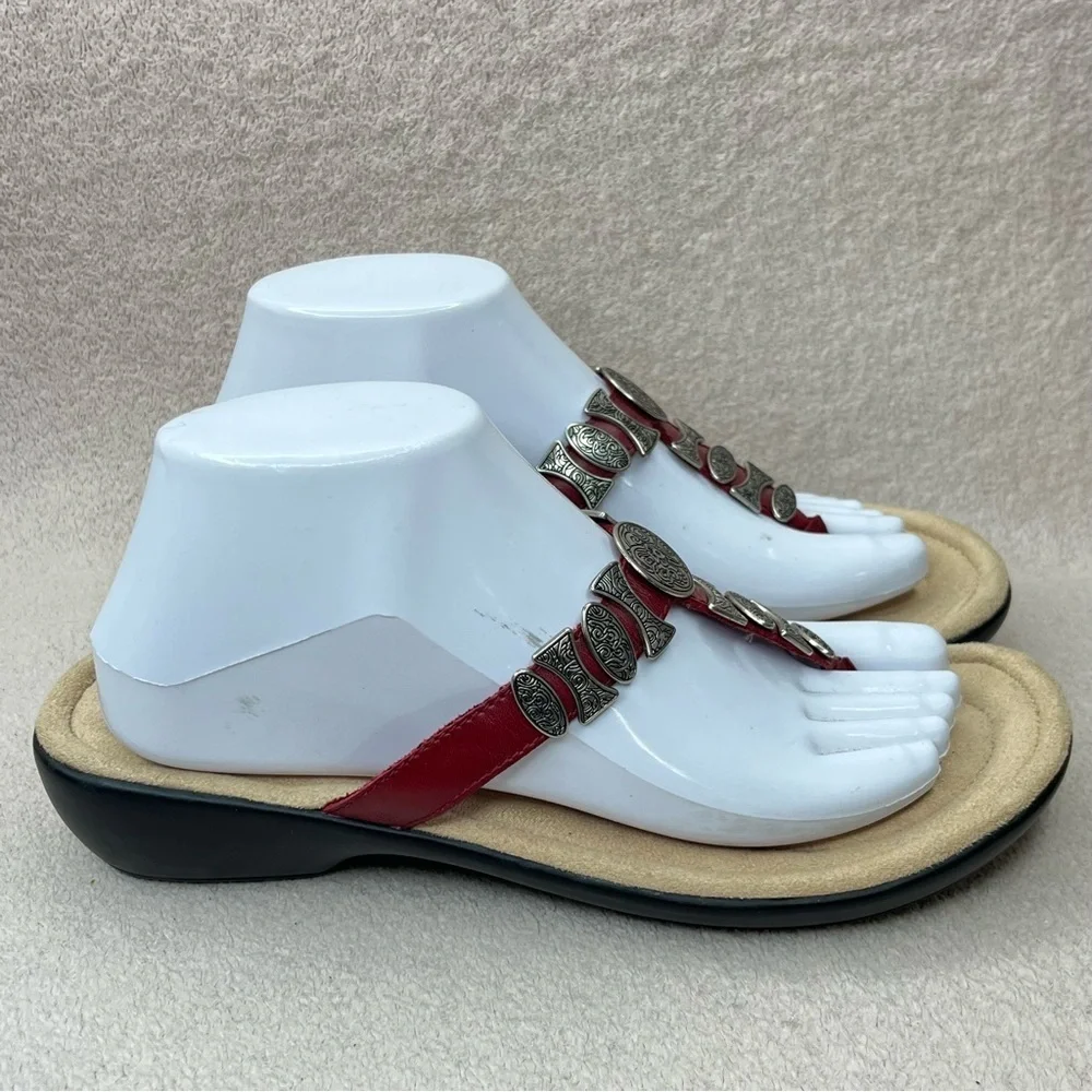 Minnetonka Leather Metal Medallion Flip Flops Sandals Women’s 9 Red/Silver/Black